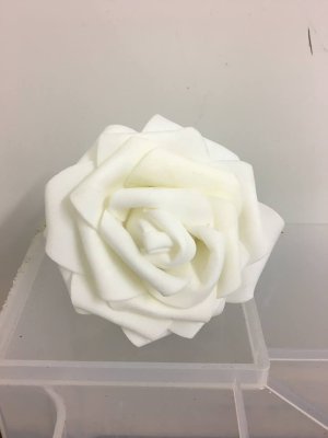 Rose blanche en mousse