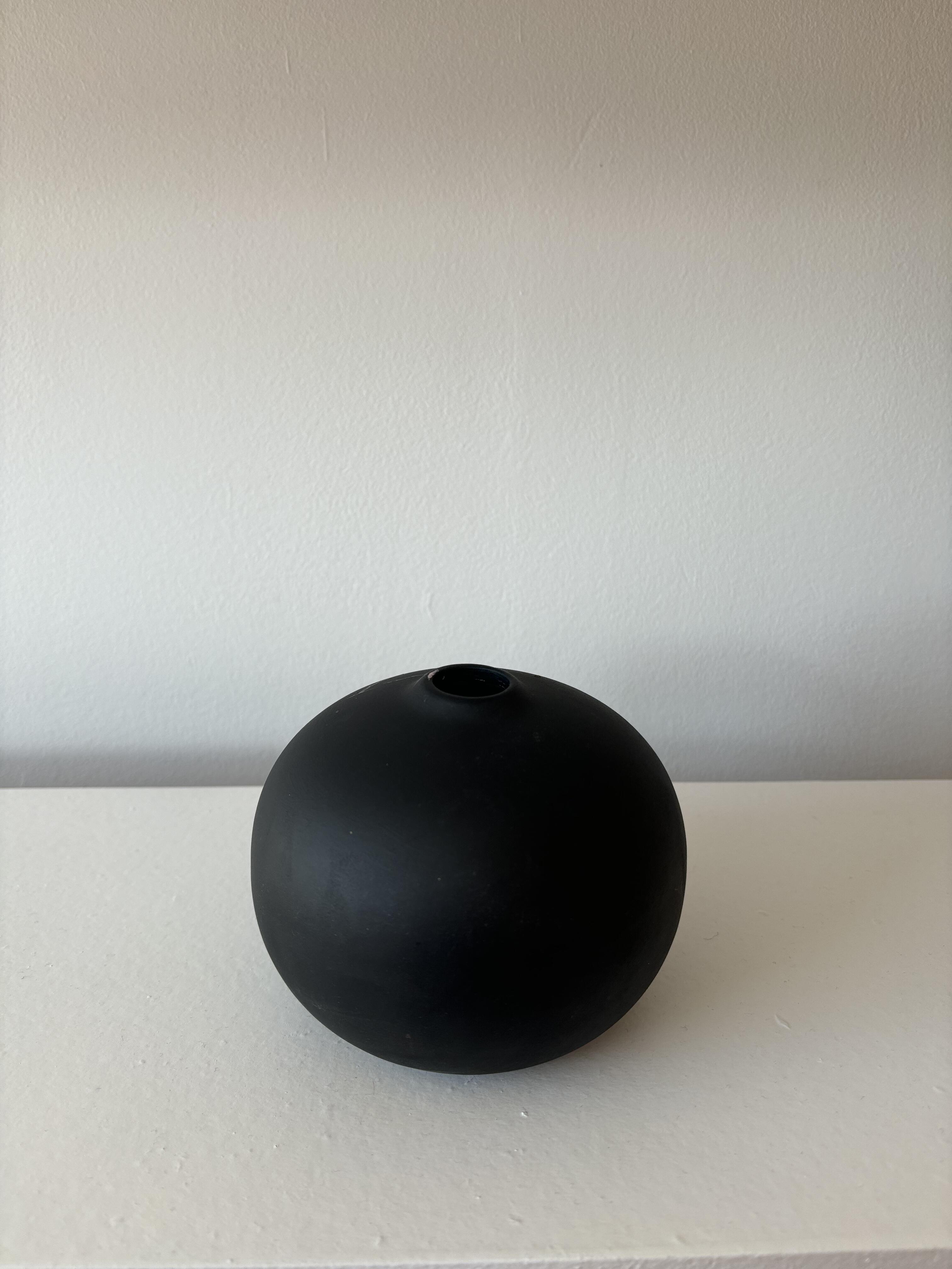 Vase boule noir