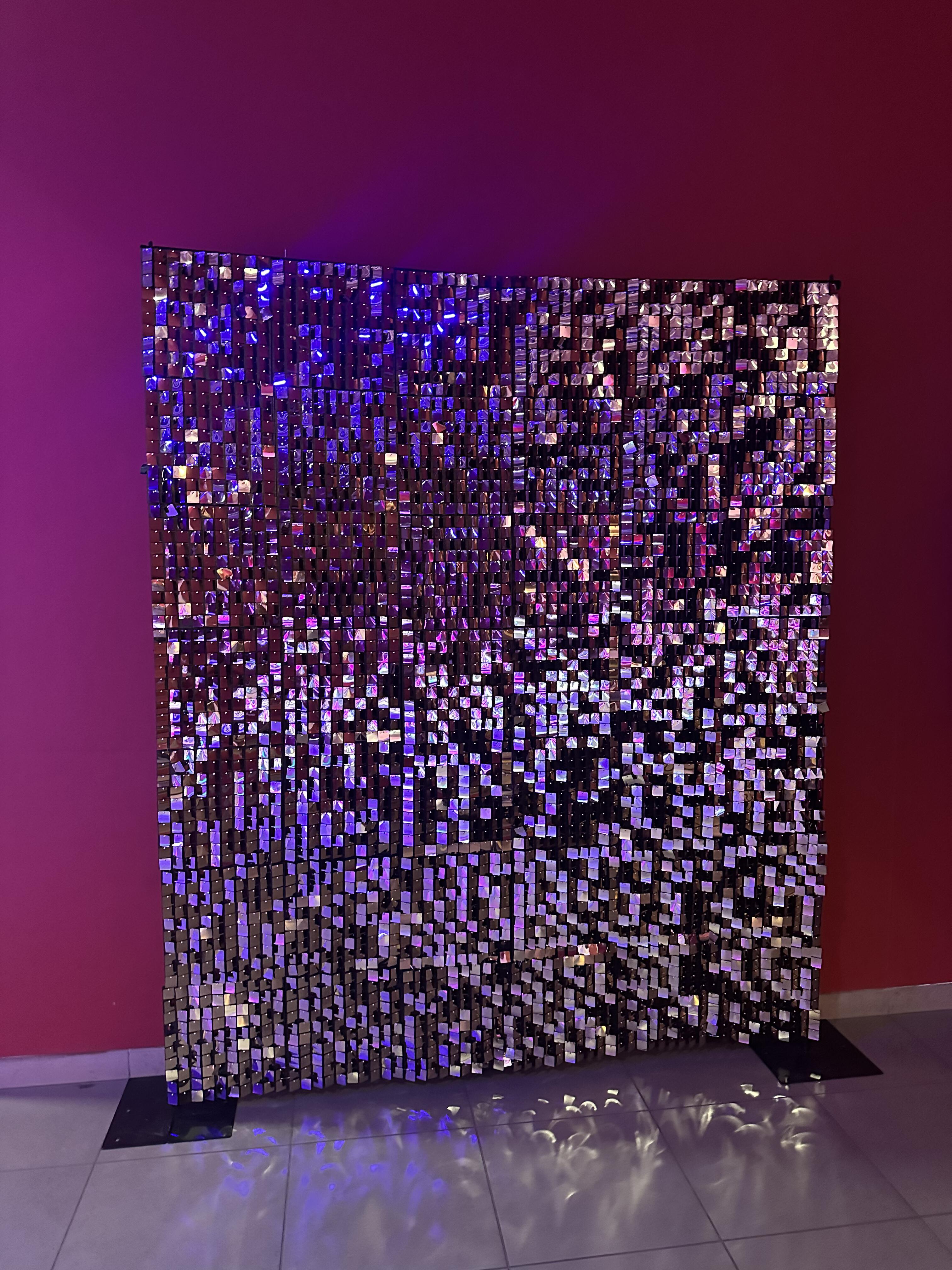 Mur à paillettes doré