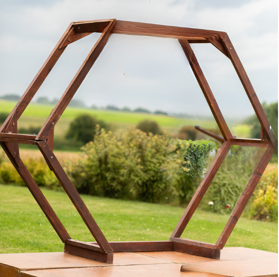 Arche hexagonale en bois teintée