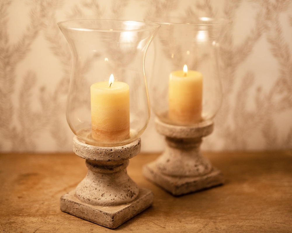 Bougeoir evasé sur pied en pierre