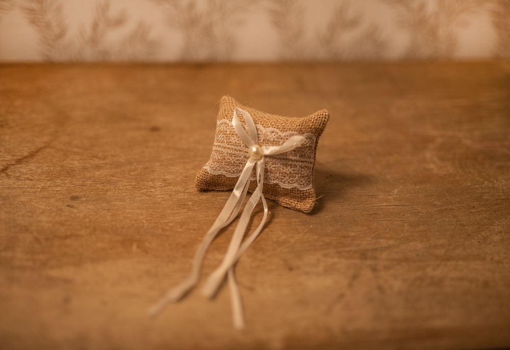 Coussin alliances jute & dentelle