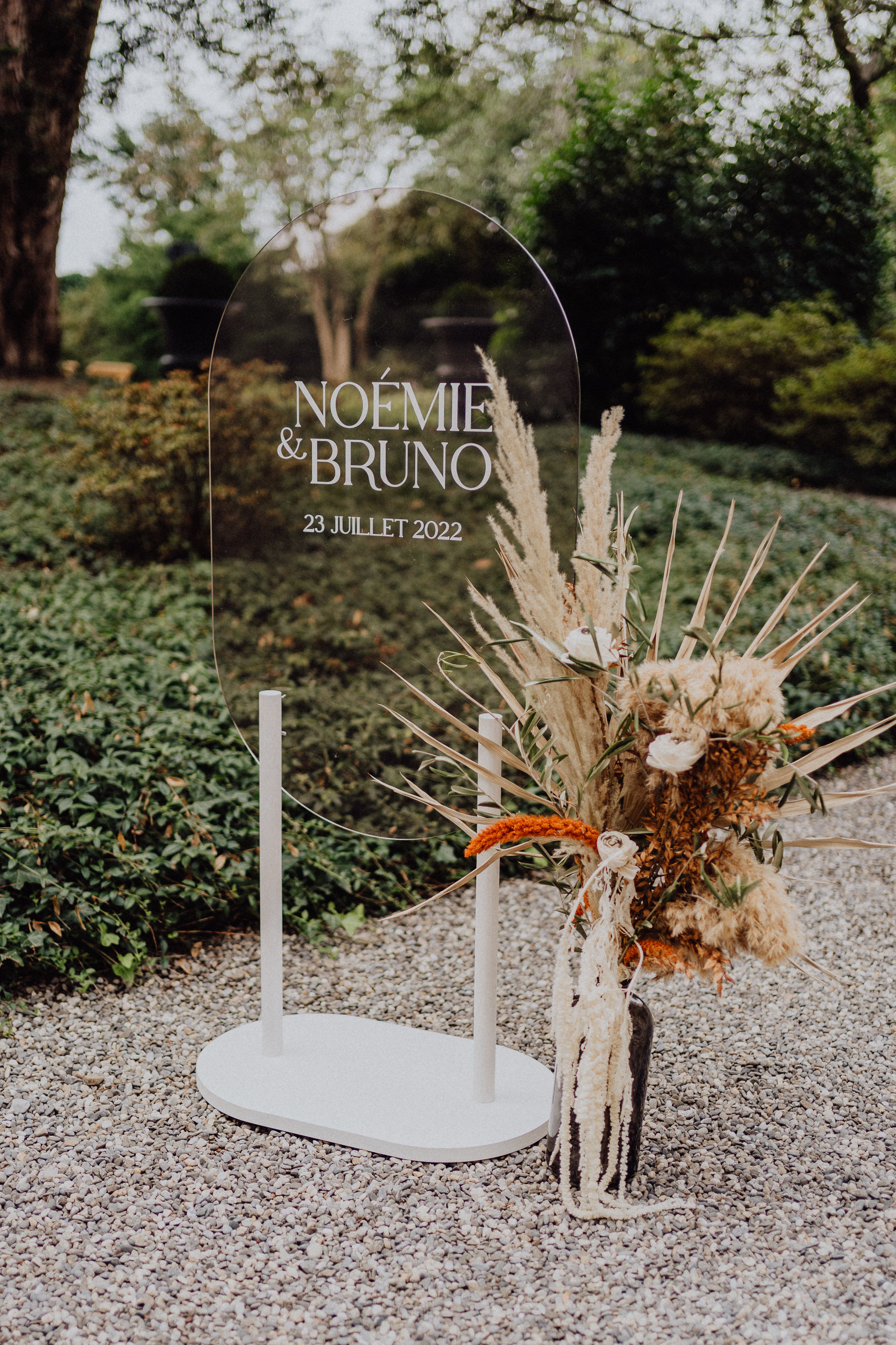 Socle noir, en bois, pour panneau