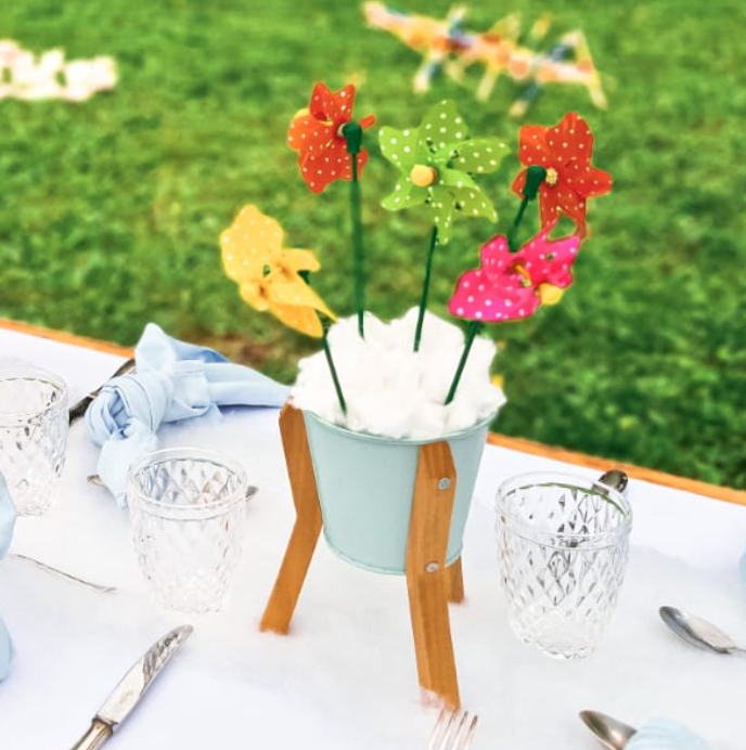 Cache-pot en métal bleu sur pied en bois