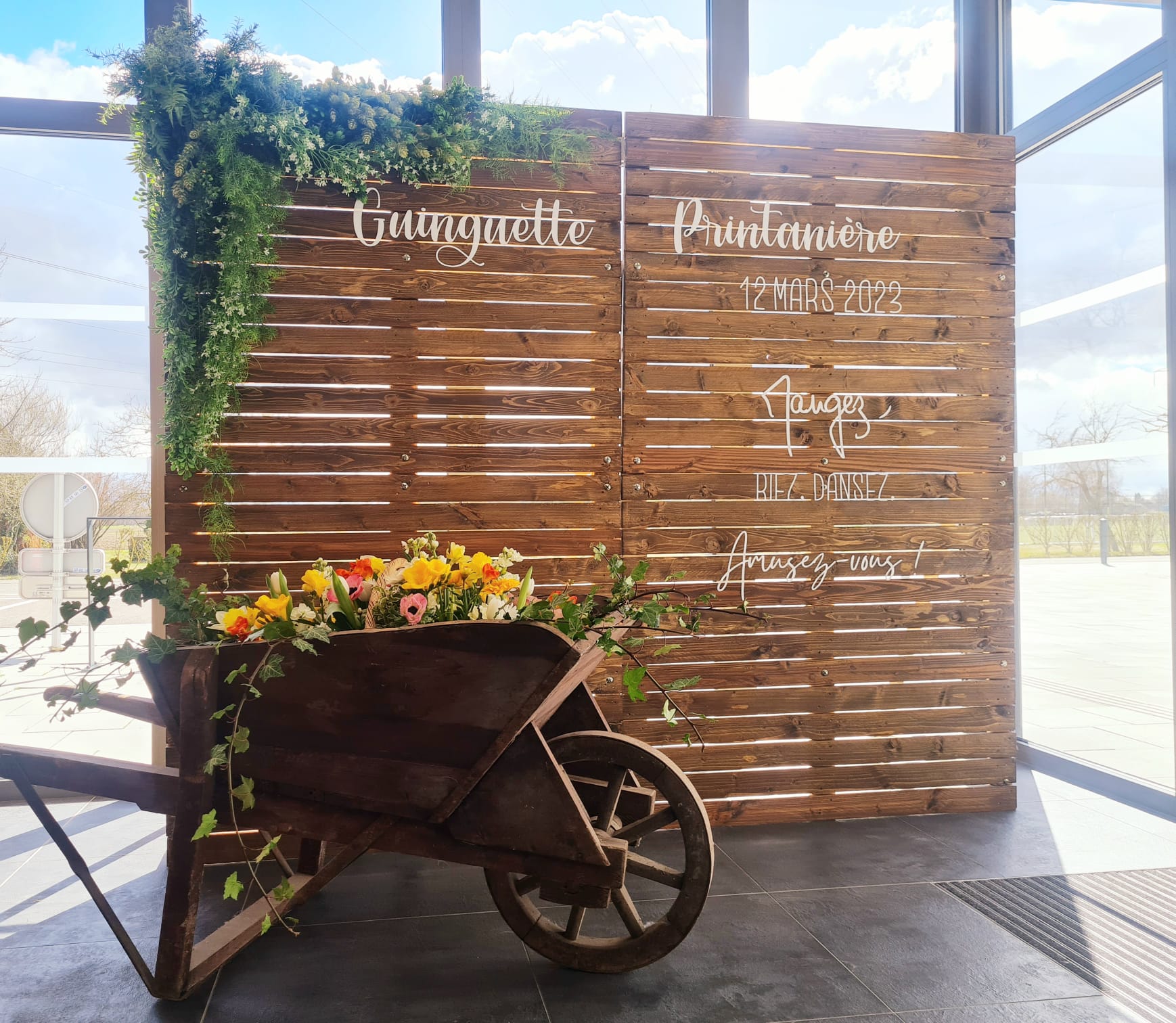 Brouette en bois vintage