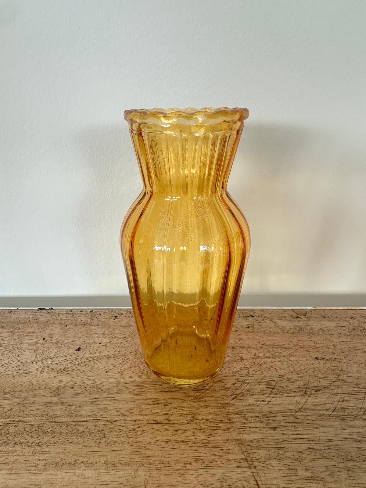 Vase évasé jeune doré