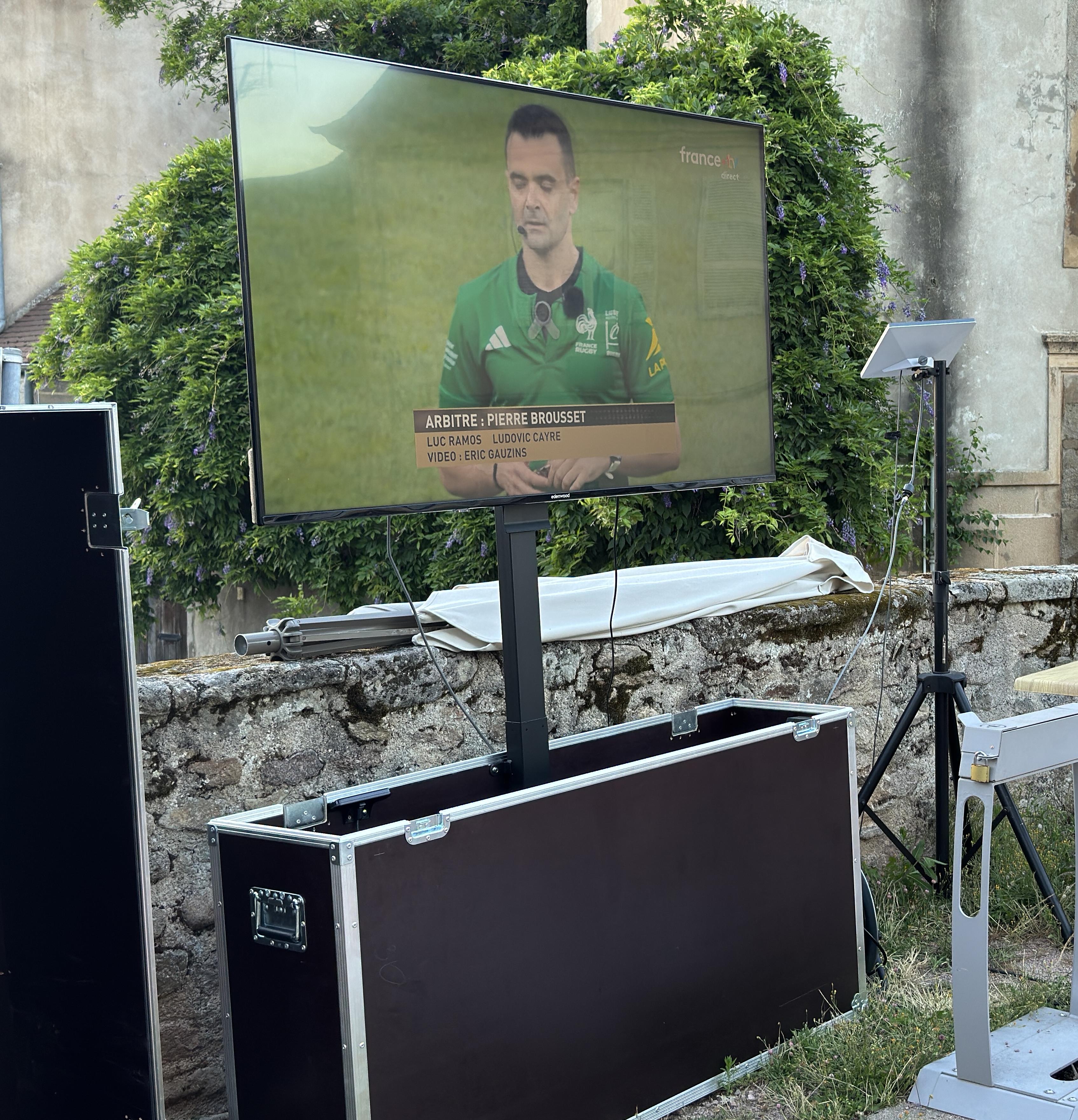 TV 65" motorisé en flycase