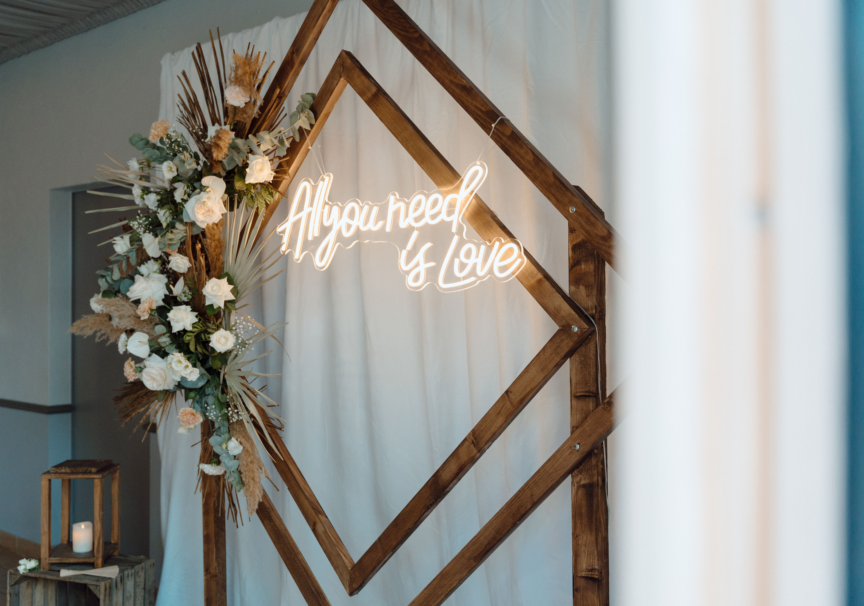 Néon "All You Need is Love"